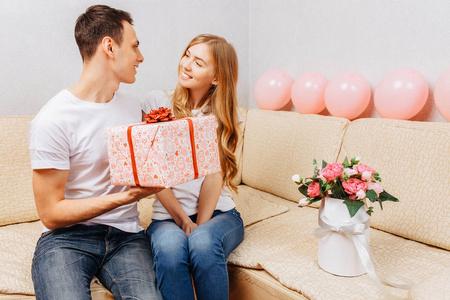 男同事送老婆礼物正常吗,,女人接受男人的礼物意味着什么?