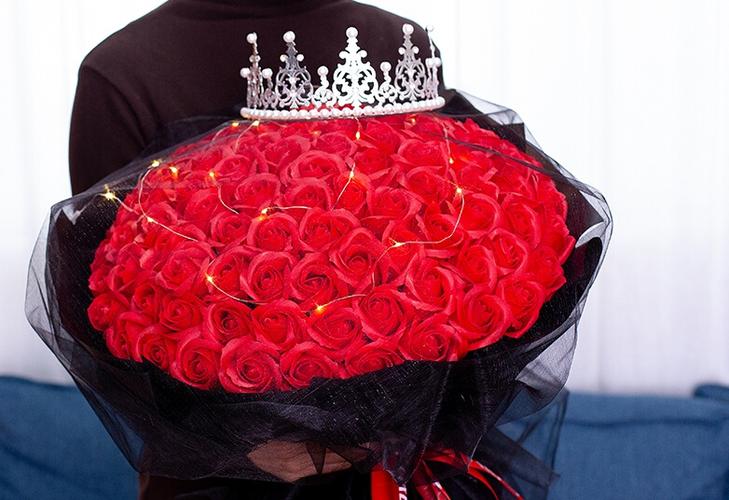 玫瑰花送老婆合适吗,玫瑰花送老婆合适吗女生,我们结婚3年了,自己的老婆情人节收别人送的玫瑰花代表什么?