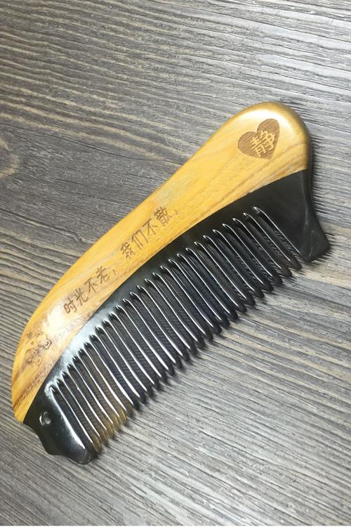送老婆牛角梳刻啥字,送老婆牛角梳刻啥字好呢,有什么适合刻在梳子上的诗句?