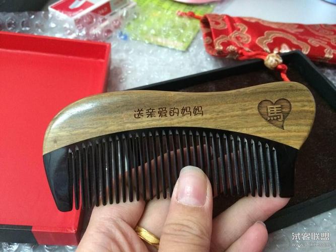 送老婆牛角梳刻啥字,送老婆牛角梳刻啥字好呢,有什么适合刻在梳子上的诗句?