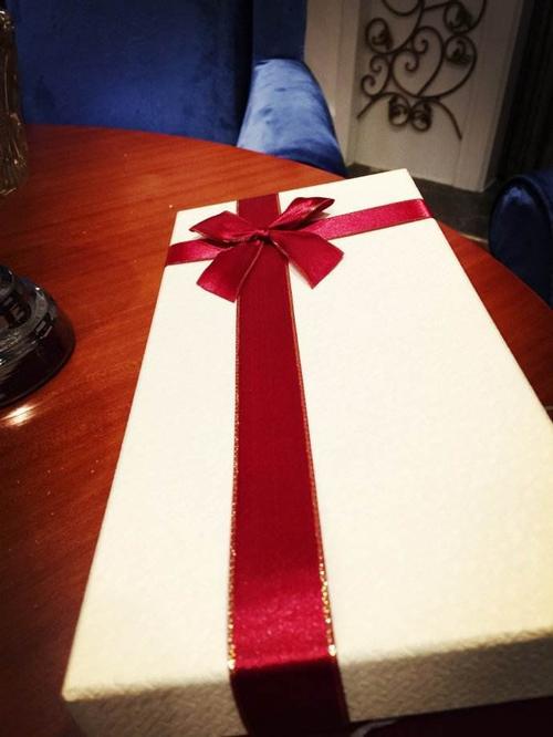 老婆过生日给买啥礼物好呢,老婆过生日给买啥礼物好呢图片,老婆26岁生日快到了,送什么礼物比较个性浪漫还得惊喜,让她感动?