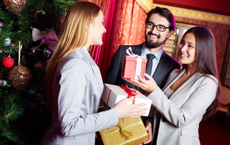 跟老婆吵架之后送礼物,跟老婆吵架之后送礼物好吗,与婚外情人吵架送口红能哄好吗?