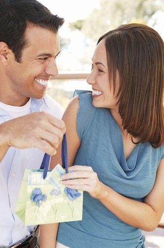 有老婆还送礼物给女生，，女人送男人鞋子代表什么？