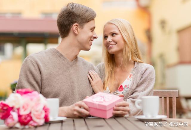 有老婆还送礼物给女生，，女人送男人鞋子代表什么？