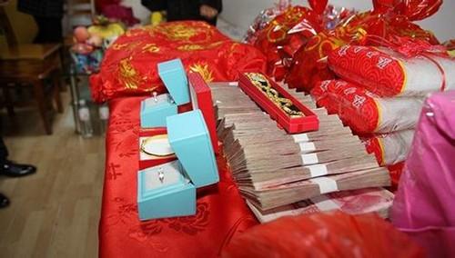 10块钱给老婆买礼物,,农村结婚男方要给女方拿10万彩礼多不多?