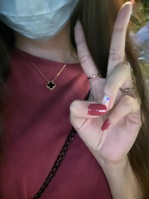 送老婆贵的礼物却生气了,,老婆过生日,送了一套美甲套装给她,但她很生气,不知是为什么。求高手指点?