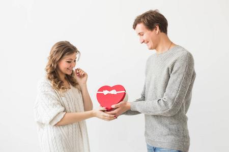 情人节用给老婆送礼物吗,情人节用给老婆送礼物吗女生,老婆在和我闹离婚,情人节送什么礼物给她,送了还有意义吗?求解?
