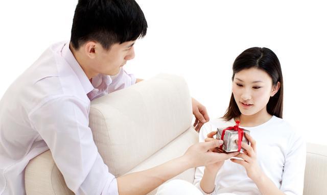 给老婆的生宝宝礼物比较好,,一般婴儿出生,当姑姑舅舅的都送什么比较合适?