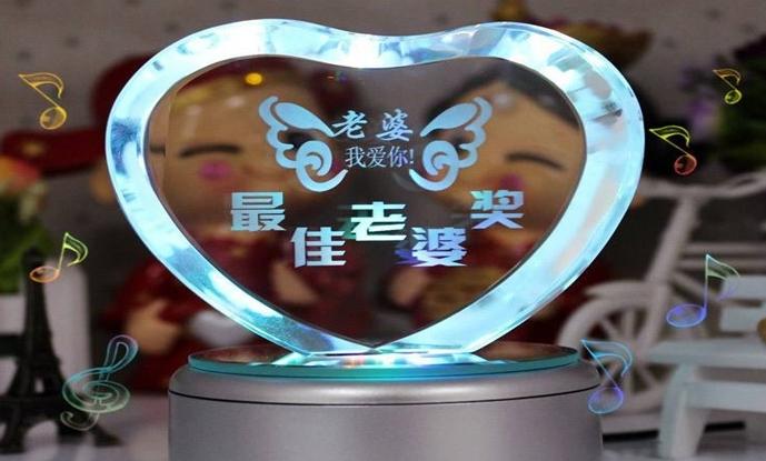 结婚十周年给老婆礼物好呢,结婚十周年给老婆礼物好呢还是不好,结婚十周年送老婆什么礼物最温馨、最感动?