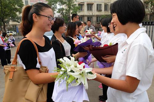 毕业学生送礼老师,毕业学生送礼老师怎么说,急,亲们帮忙,挂科拿不到毕业证给老师送钱,应该怎么送?