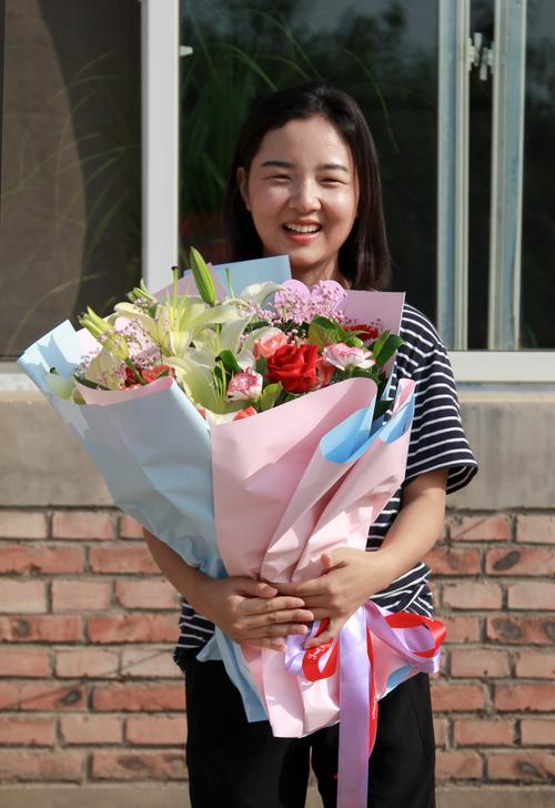 大学毕业给老师送花,大学毕业给老师送花寄语,送毕业生的花?
