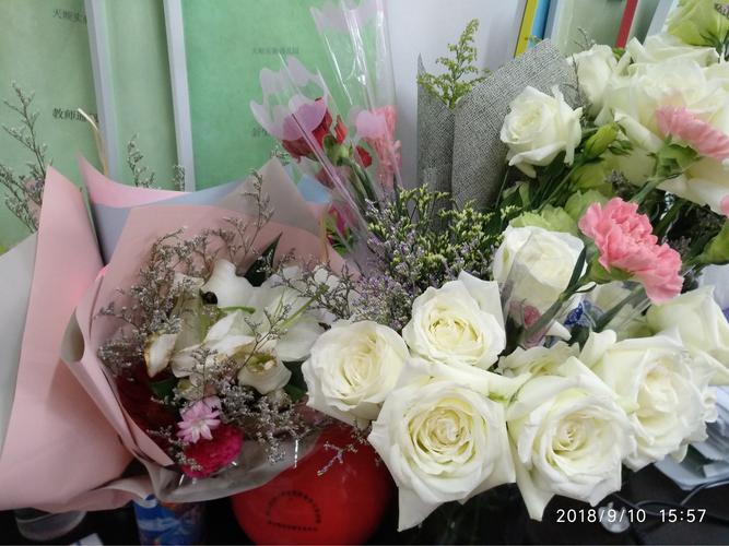 教师节送老师花,教师节送老师花送几朵,教师节送白玫瑰合适吗?