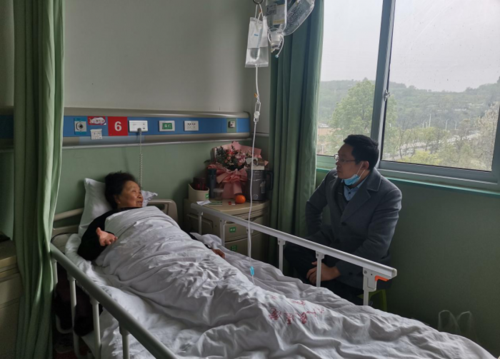 老师住院礼品,,急,师母生病住院,买什么东西区探望合适呢?
