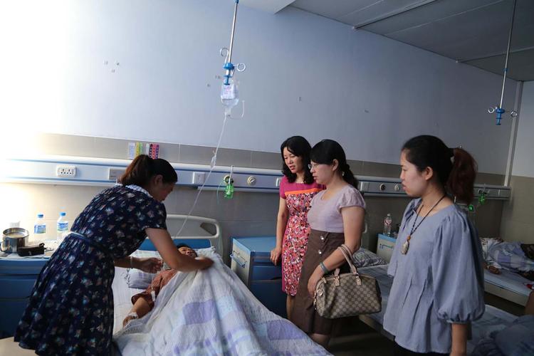 老师住院礼品,,急,师母生病住院,买什么东西区探望合适呢?