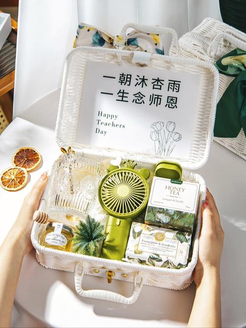 给老师赠礼,给老师赠礼说的话,什么礼物送给音乐老师比较好?要有新意的,特别的?