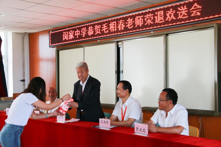 回校看望老师送,回校看望老师送什么礼物好,老师要送给学生什么样的物质奖励?