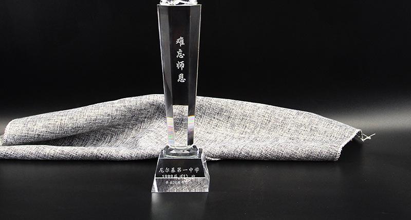 赠与老师礼物刻字,,给教师的奖杯上刻什么字?