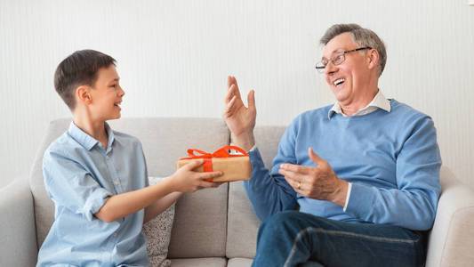 年老老师礼物,,孙子给爷爷送礼一般送什么?