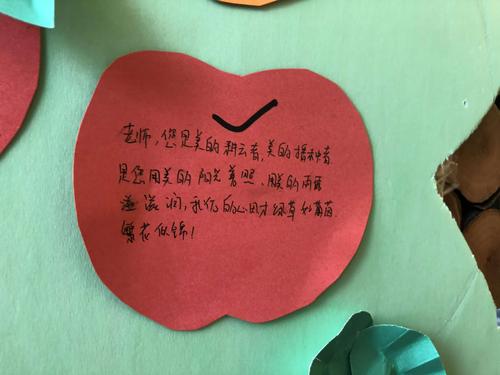 老师送学生礼物例子,老师送学生礼物例子怎么写,家长感谢老师给孩子们准备苹果和礼物的祝福语有哪些?