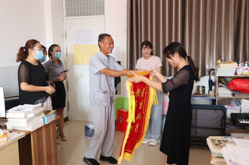 家长送礼品给老师,家长送礼品给老师送什么好,家长对学校教师师德师风建设的意见建议怎么写?
