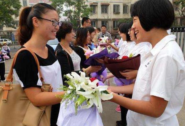 送大学老师钱,送大学老师钱不挂科可以吗,送礼直接给初中老师钱可以吗?
