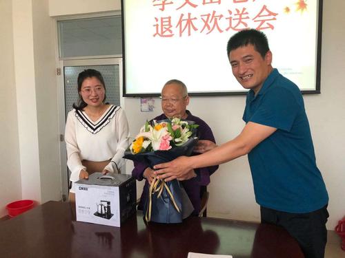 为老师做退休礼物,,一直以来对儿子特别照顾的生活老师(50岁)退休了,想送点礼物给她,送什么好呢?
