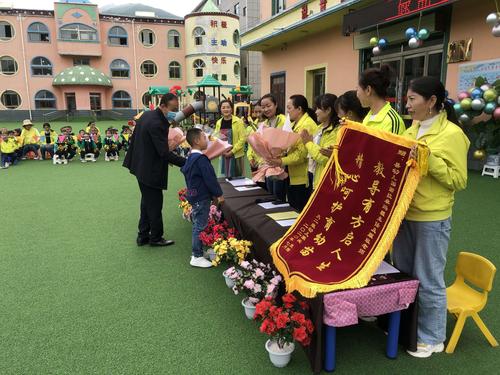 老师送幼儿的礼物,老师送幼儿礼物的文案,家长感谢老师给孩子们准备苹果和礼物的祝福语有哪些?