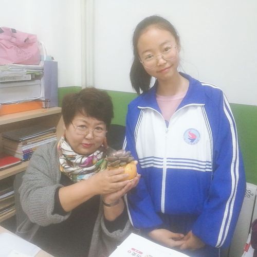 元旦老师送礼物,,快到元旦了,班主任给我们高一9科的课代表们每人分20块钱给各科老师买礼物🎁,送什么?