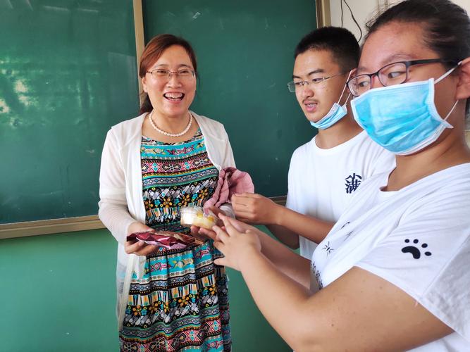 元旦老师送礼物,,快到元旦了,班主任给我们高一9科的课代表们每人分20块钱给各科老师买礼物🎁,送什么?