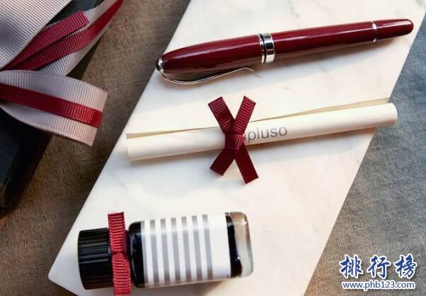 送老师丝巾还是钢笔,送老师丝巾还是钢笔好,教师送什么礼物最合适?