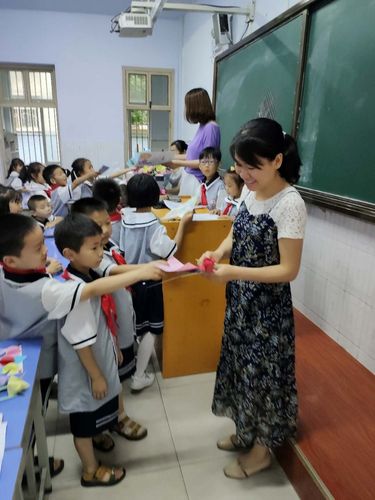 老师给儿子买了礼物,老师给儿子买了礼物怎么感谢,老师给儿子买了礼物