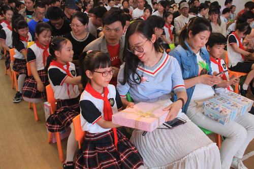 回小学探望老师礼物,回小学探望老师礼物送什么,我想送儿子老师一样东西,应该怎么跟她说?