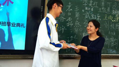 送老师礼物上千,送老师礼物千元,急,亲们帮忙,挂科拿不到毕业证给老师送钱,应该怎么送?
