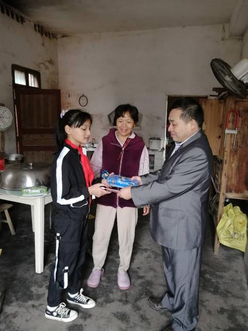 老师和学生要礼物好呢,老师跟学生要礼物,班主任老师要送物品给贫困学生,家长如何拒绝好?