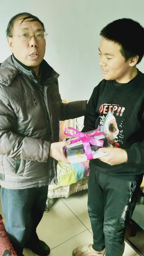 老师和学生要礼物好呢,老师跟学生要礼物,班主任老师要送物品给贫困学生,家长如何拒绝好?