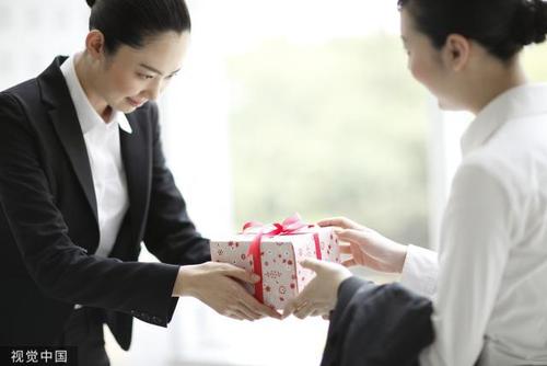 给女老师送礼的技巧,给女老师送礼的技巧及说话技巧,怎样送礼给老师才显得不尴尬?