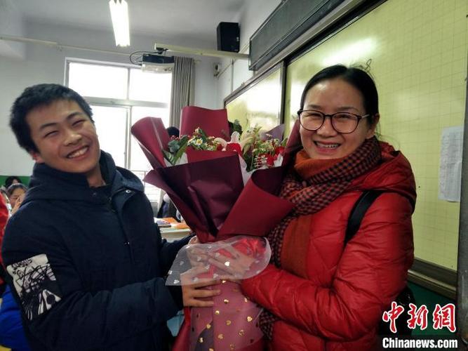 毕业同学应该送老师啥,,急,亲们帮忙,挂科拿不到毕业证给老师送钱,应该怎么送?