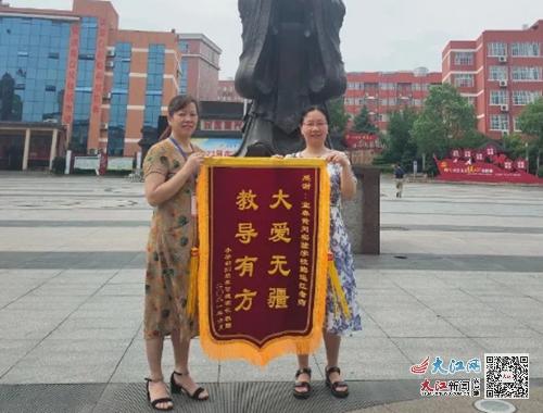 毕业同学应该送老师啥,,急,亲们帮忙,挂科拿不到毕业证给老师送钱,应该怎么送?
