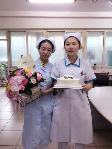 老师的女儿生日礼物,,请问实习护士给带教老师买什么礼物好些,有时她请我吃饭,快出科室了说什么话比较好?谢谢?