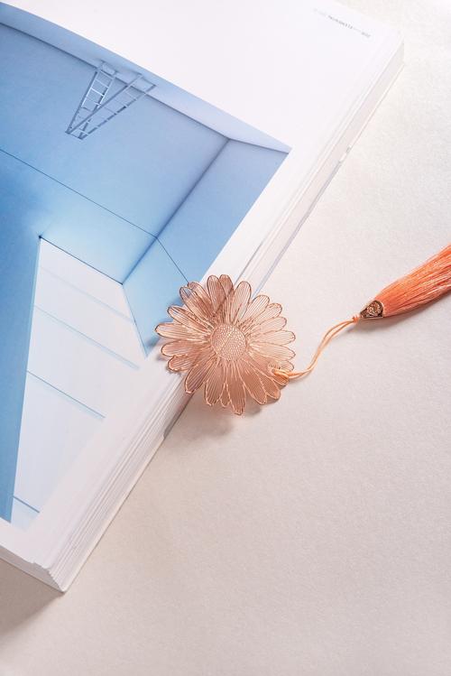 送给老师的花书签寓意，，可以送给教师什么胸针？