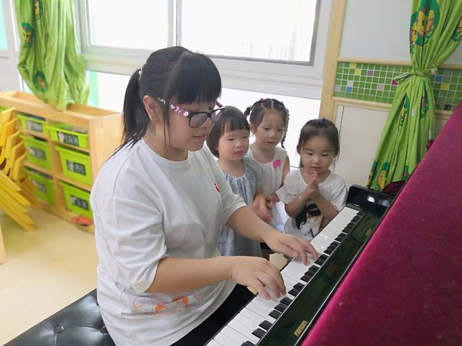 钢琴老师给学生买礼物,钢琴老师给学生买礼物合适吗,幼儿园送礼话术?