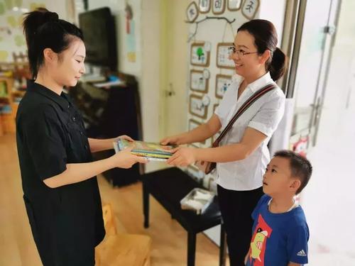 家长送老师奢侈品,家长送老师奢侈品合适吗,需要给幼儿园老师送礼吗?送什么好呢?