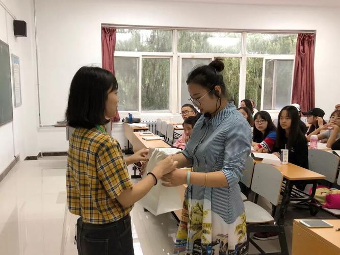 大学老师收礼物吗，大学老师收礼物吗知乎，大学怎样给导员送礼？