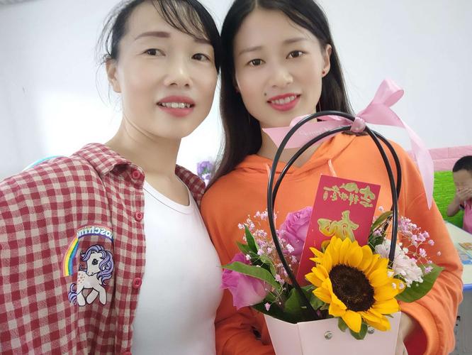 国庆老师给小朋友礼物,,一直以来对儿子特别照顾的生活老师(50岁)退休了,想送点礼物给她,送什么好呢?