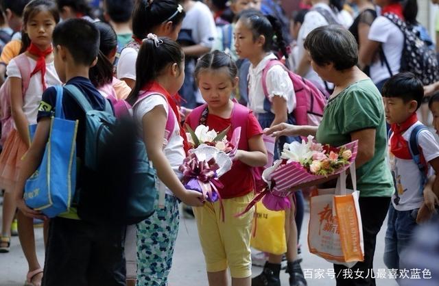 老师买礼物给小学生,,老师买礼物给小学生