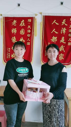 幼儿园老师给了礼物,幼儿园老师给了礼物怎么感谢,幼儿园家长送老师东西老师怎么回答?