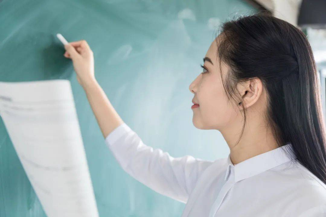 老师保留学生送东西，老师保留学生送东西违法吗，大体老师最后怎么处理？