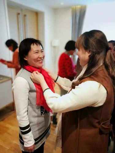 美丽丝巾送老师上课视频,美丽的丝巾送老师中班教案反思,最高谢师礼送什么?