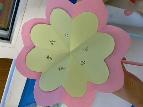 代表班级送老师的礼物句子，，请问实习护士给带教老师买什么礼物好些，有时她请我吃饭，快出科室了说什么话比较好？谢谢？