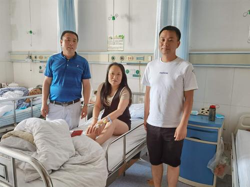 回学校看老师送吃的，，急，师母生病住院，买什么东西区探望合适呢？